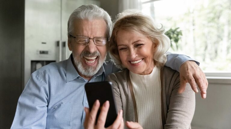 Happy,Retired,Family,Couple,Using,Mobile,Phone,For,Video,Call