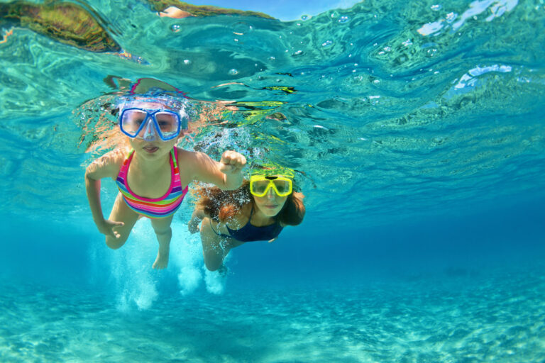 Happy,Family,-,Mother,With,Baby,Girl,Dive,Underwater,With