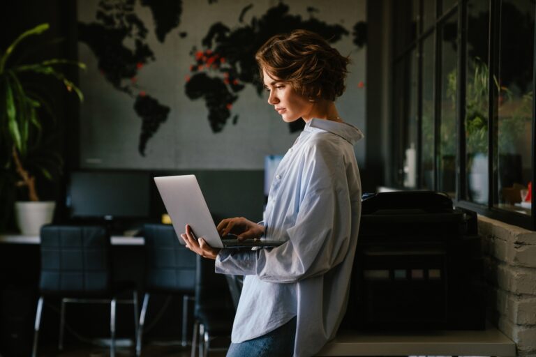 Beautiful,Young,Concentrated,Business,Woman,Wearing,Shirt,Using,Laptop,While