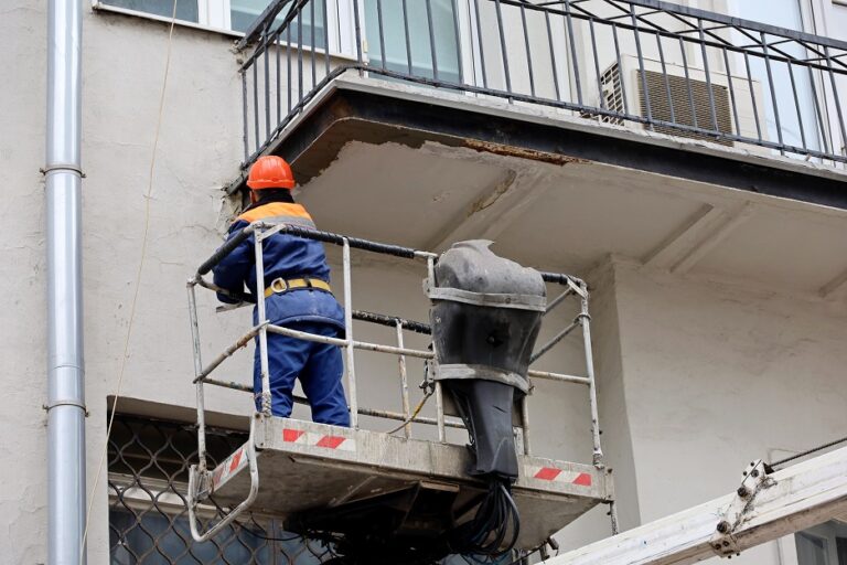 Worker,In,Hydraulic,Lifting,Ramp,Repair,The,Balcony.,Builder,On