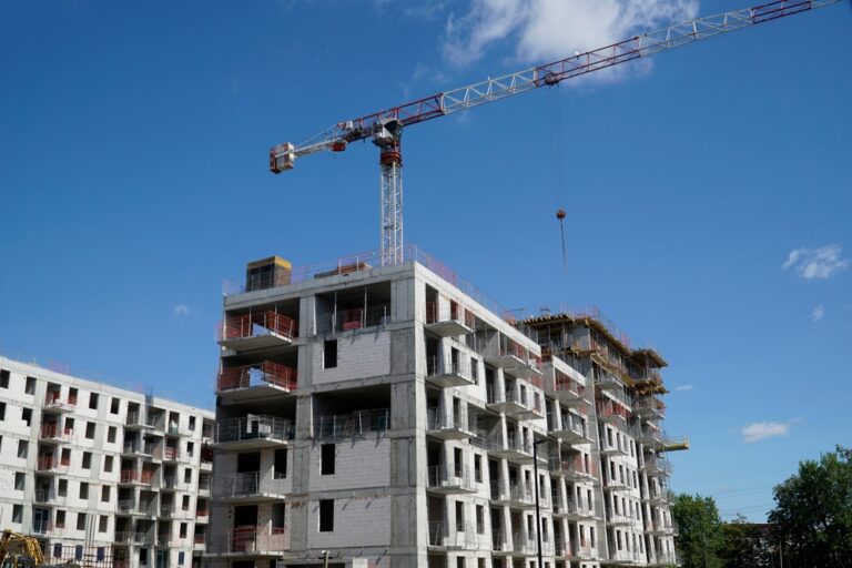 Multi,Storey,Residential,Building,And,Construction,Crane