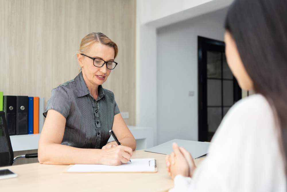 Businesswoman,Wear,Glasses,Talking,With,Female,Employee,During,The,Job