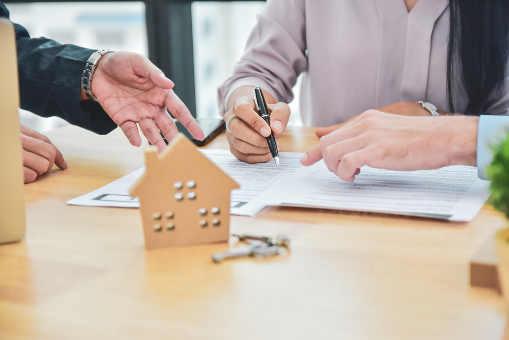 Close,Up,Hand,Sign,Contract,To,Buying,House,Concept,Family