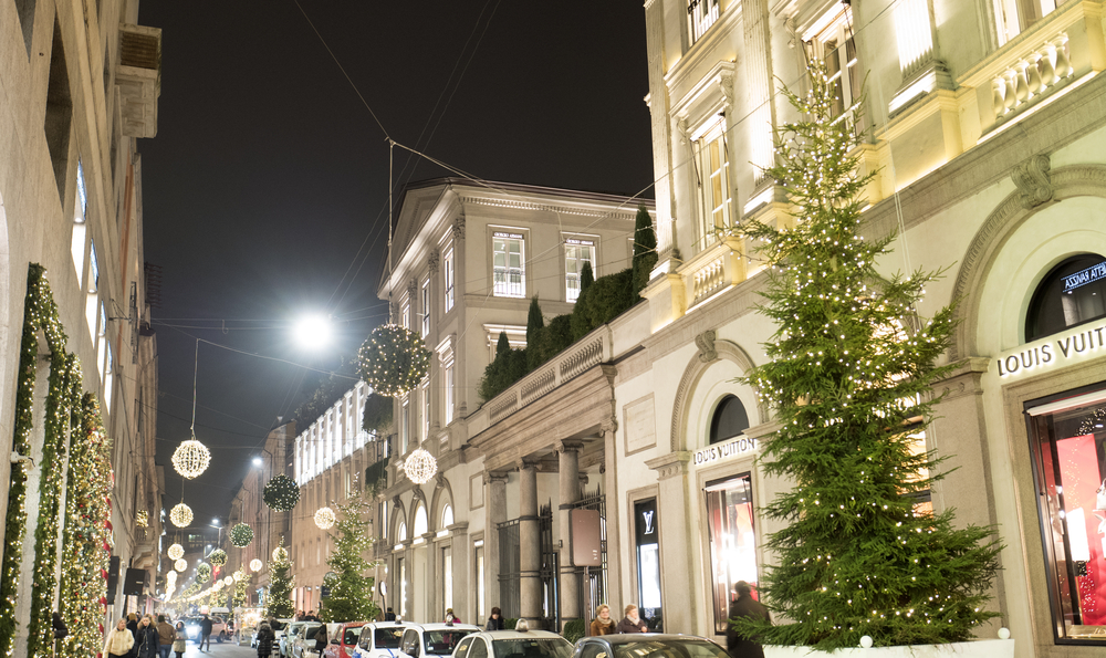 Milan,,Italy-december,13,,2016:,Christmas,Street,And,Store,Ornaments,On