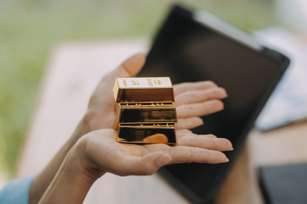 Portrait,Of,A,Beautiful,Young,Businesswoman,Holding,Gold,Bar,At