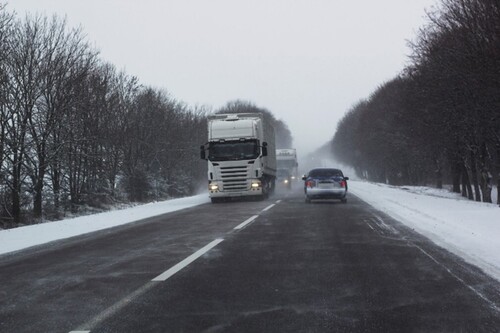 pozor-na-led-padajici-z-navesu-nakladnich-vozidel