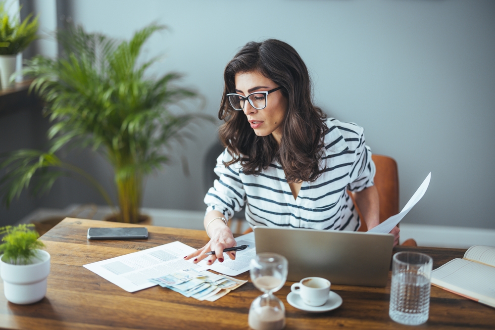 A,Smart,Business,Woman,Who,Keeps,A,Paper,Account,Using