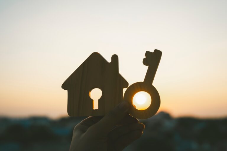 House,Model,And,Hole,Key,On,Wood,Table.,Real,Estate